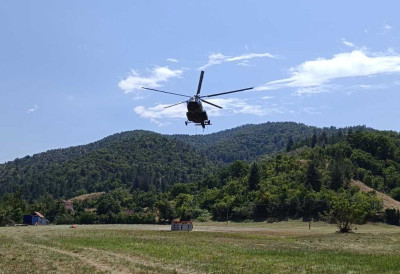 МИ-17 СТИГАО НА СТОЛОВЕ! Војни хеликоптер гаси пожар који је ЗАХВАТИО ВИШЕ ОД 200 ХЕКТАРА
