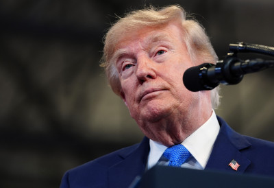 НАКОН ШТО ЈЕ “ВЕОМА ТЕШКО ПОРАЗИО“ ИРАН Трамп: Можда ускоро прогласим Ормуски мореуз америчком територијом