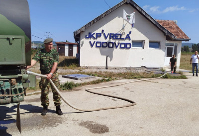 ВОЈСКА СРБИЈЕ ДОПРЕМА ВОДУ МЕШТАНИМА Аутоцистерне стижу у села ПОГОЂЕНА СУШОМ