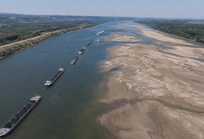 ДУНАВ ПРЕСУШУЈЕ, БРОДОВИ ЗАПЕЛИ У ПЕСКУ И МУЉУ Историјски низак водостај зауставио пловидбу код Илока
