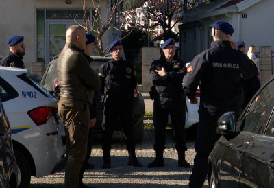 Филмска сцена у маркету: Потегао пиштољ, али није рачунао на обезбеђење