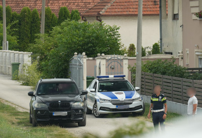 (ФОТО) ДРАМА У ЉУБИЋУ! Полиција зауставила BMW X5, возач покушао да побегне, па завршио са лисицама на рукама
