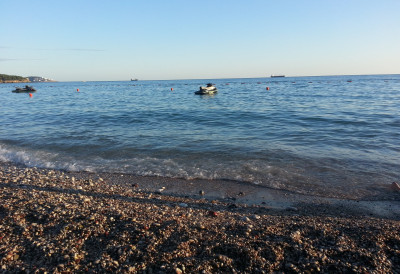 ОД ВОДЕ ИМАЈУ САМО МОРСКУ Рестрикције питке воде у Сутомору подигле узбуну међу власницима апартмана, ГОСТИ ПРЕТЕ ОДЛАСКОМ
