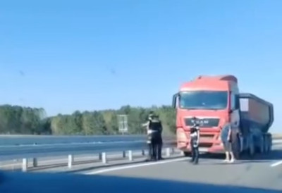(ВИДЕО) СУЛУДА ВОЖЊА НА ПУТУ ШАБАЦ–ЛОЗНИЦА Камион возио у контра-смеру, зауставио се тек након што је ИНТЕРВЕНИСАЛА ПОЛИЦИЈА