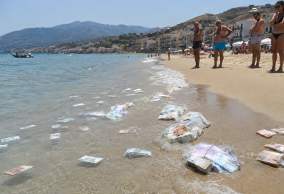 МОРЕ ИЗБАЦИЛО ГОТОВО 700.000 ЕВРА НА СИЦИЛИЈУ Купачи појурили за новчаницама, полиција истражује мистерију