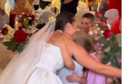 (ВИДЕО) ВАСПИТАЧИЦА ИЗ КРАГУЈЕВЦА НИЈЕ МОГЛА ДА ДОБИЈЕ ЛЕПШИ ПОКЛОН На овај снимак би и камен заплакао- Погледајте шта су јој спремила деца из групе