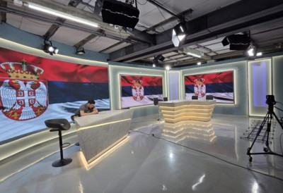 ОВАКО ИЗГЛЕДА НОВИ ТЕЛЕВИЗИЈСКИ СТАНДАРД Новосадска ТВ отвара најмодернији студио за емисије у граду! Врхунска технологија, расвета и продукција