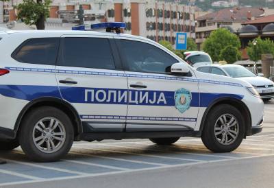 ХАОС У СРЕБРЕНИЦИ: Металном шипком претукао двојицу мушкараца из Србије!