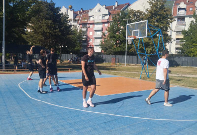 ХУМАНИТАРЦИ СПОРТОМ ПРОТИВ ВРЕЛИНЕ: Самоодбрана, баскет и музика за Дечје село у Сремској Каменици (ФОТО)