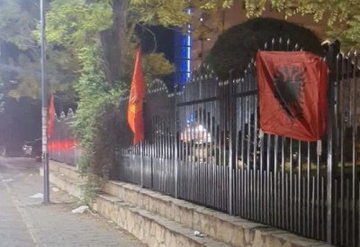 (ФОТО) Провокација у Липљану: На огради црквеног поседа окачене заставе такозване УЧK и Албаније