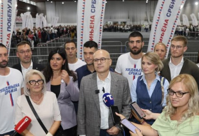 ДОК НАС ОНИ БЛОКИРАЈУ, ЊИМА НИКО НЕ БРАНИ ДА ОГРАНИЗУЈУ СКУПОВЕ! ПОНОСАН САМ НА НАШУ ПОЛИТИКУ Лидер СНС Вучевић: Ниста добро за Нови Сад од њих нисмо чули