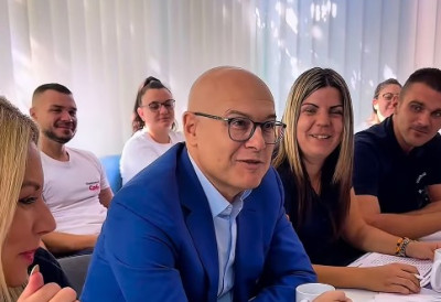 ОМЛАДИНЦИ СНС ПОЗВАЛИ ШЕФА НА ЖУРКУ Лидер напредњака Вучевић у Старој Пазови, добео СЕНДВИЧ сладолед, па им поручио: Немојте Синиша да чује (ВИДЕО)