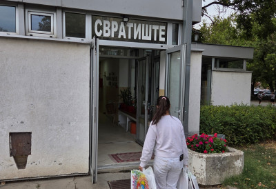 ДЕЦА ДОБИЛА ШКОЛСКИ ПРИБОР, ОДЕЋУ, ОБУЋУ И ИГРАЧКЕ Волонтери Удружења грађана „Нови Сад” даровали младе из Свратишта