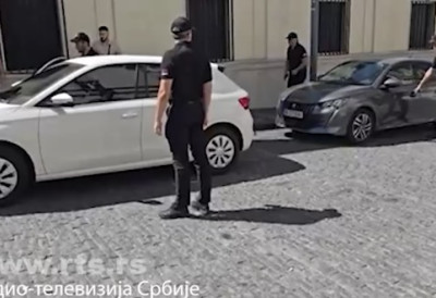 ПОЛИЦИЈА УШЛА У УНИКРЕДИТ БАНКУ Проверава се хипотека због које станарима прети ГУБИТАК СТАНОВА!