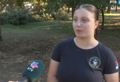 (ВИДЕО) СТУДЕНТКИЊА ИЗ НОВОГ САДА У ВАТРОГАСНОЈ УНИФОРМИ Наташа раме уз раме са мушким колегама гаси пожаре