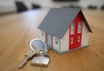 ЈОШ 114 СЕОСКИХ КУЋА ДОБИЈА НОВЕ ВЛАСНИКЕ Министар Милан Кркобабић уручио уговоре