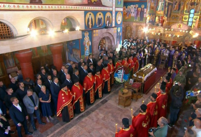 УЖИВО: Патријарх Порфирије служи опело генералу Ратку Младићу на Кошутњаку