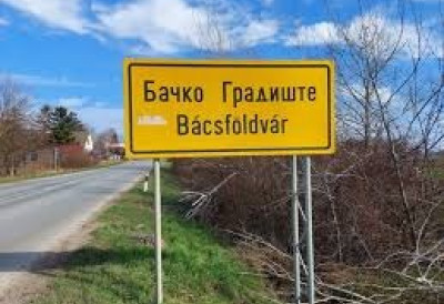 КУХИЊСКИМ НОЖЕМ ИЗБО БИВШУ ЕМОТИВНУ ПАРТНЕРКУ И ЈЕДНУ СУГРАЂАНКУ ЧИЈЕГ ЈЕ МУЖА УДАРИО ЧЕКИЋЕМ У ГЛАВУ Почиње суђење за покушај убиства у Бачком Градишту