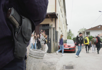ГРУПА ТИНЕЈЏЕРА НАПАЛА ВРШЊАКА У ИВАЊИЦИ Дечак (15) ПОВРЕЂЕН, укључени полиција и Центар за социјални рад