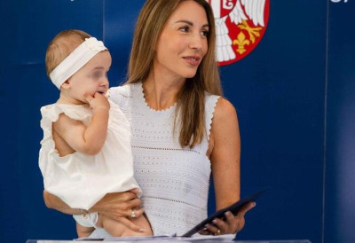 ДУБРАВКА ЂЕДОВИЋ ХАНДАНОВИЋ ПРОСЛАВИЛА ЋЕРКИН ПРВИ РОЂЕНДАН Министарка објавила слику са слављеницом Аном: Хвала ти што си посебна! (ФОТО)