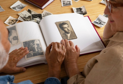 ФОТОГРАФИЈА ПОКОЈНИКА У ДОМУ ИМА ЈЕДНУ ВАЖНУ УЛОГУ Свештеник Стефан објаснио где је треба чувати
