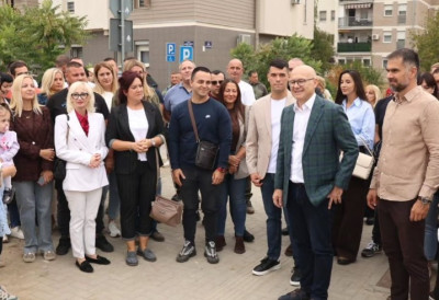 „Важно је да слушамо једни друге“ МИЋИН С ВУЧЕВИЋЕМ ПРОШЕТАО ГРАДОМ И РАЗГОВАРАО С НОВОСАЂАНИМА: Хвала вам што нам дајете ветар у леђа ДА НАСТАВИМО ДА СЕ БОРИМО ЈОШ СНАЖНИЈЕ И ЈАЧЕ