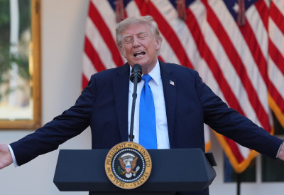МОЖДА ЈЕ СТВАРНО ОСТАО БЕЗ МУНИЦИЈЕ? Трамп тражи од Европе да надокнади САД помоћ послату Украјини
