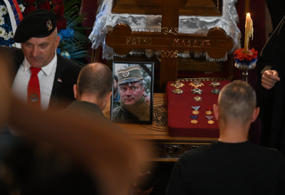 (ВИДЕО) ДЕЛЕГАЦИЈА ЦРВЕНЕ ЗВЕЗДЕ НА САХРАНИ РАТКА МЛАДИЋА Стигли председник клуба и легенда црвено-белих