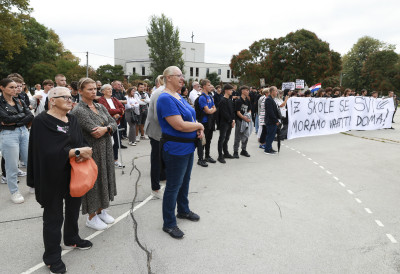 ПРОТЕСТ ИСПРЕД ШКОЛЕ У КОЈОЈ СУ ИЗБОДЕНИ УЧЕНИК И СПРЕМАЧИЦА Траже одговорност и ВЕЋУ БЕЗБЕДНОСТ