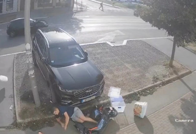 (ВИДЕО) СКУТЕРОМ НАЛЕТЕО НА МУШКАРЦА НА ТРОТОАРУ Ударац га оборио на земљу, кутије ОДЛЕТЕЛЕ У ВАЗДУХ