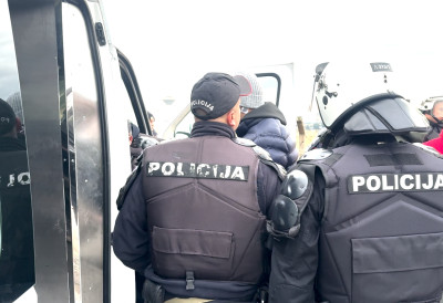 ПОЛИЦИЈА ОДМАХ РЕАГОВАЛА! Осам особа приведено због транспарената о Ратку Младићу у Колашину