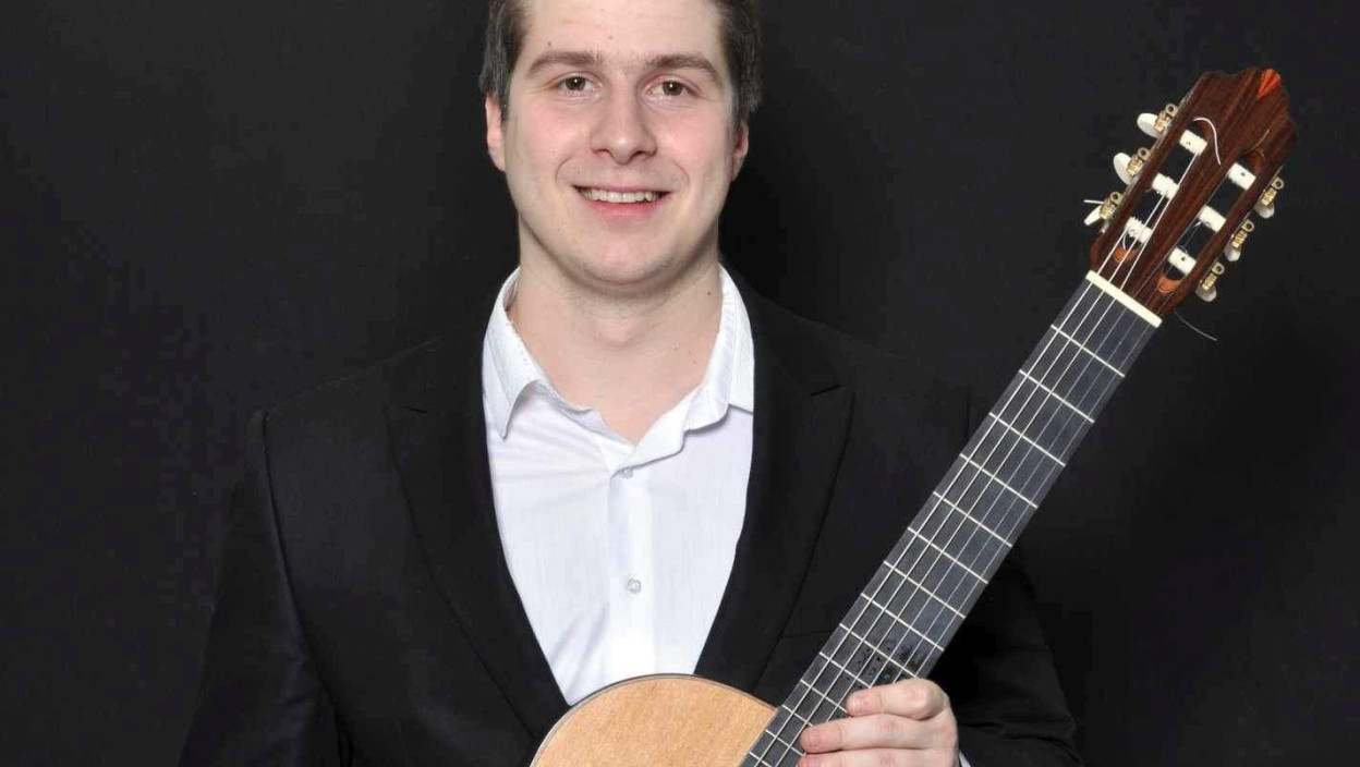 ВЕЧЕРАС ПОЧИЊУ СЕДМИ СУСРЕТИ СТУДЕНАТА ГИТАРЕ ИЗ РЕГИОНА Виктор Ђукнић свира на отварању