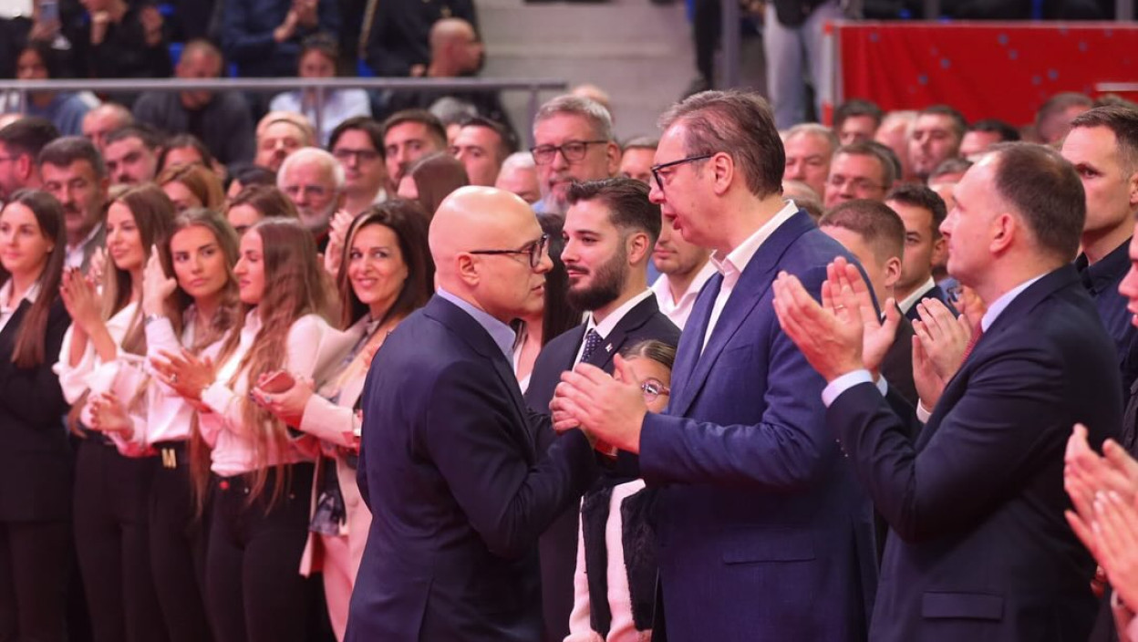 ДВА СТУБА НАЦИОНАЛНОГ ИДЕНТИТЕТА И АКАДЕМСКЕ СЦЕНЕ- НАЦИОНАЛНИ УЏБЕНИЦИ И ФАКУЛТУЛЕТ ЗА СРПСКЕ СТУДИЈЕ Вучић и Вучевић утиру пут за националне пројекте, политика државе не дозвољава политику хаоса