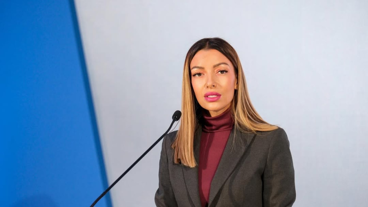 У КИНУ ИЗВЕЗЕНО 800 КИЛОГРАМА МЕДА Министарка Месаровић доделила решења о бесповратним средствима за производњу меда: Мед представља и нашу земљу, ту смо да подржимо наше пчеларе