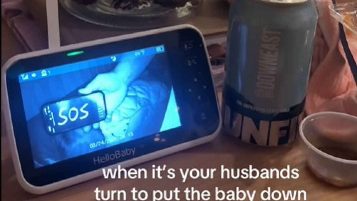 (ВИДЕО) ТАТА УСПАВЉИВАО БЕБУ, А ПОСТАО ХИТ Урнебесна порука супрузи насмејала интернет