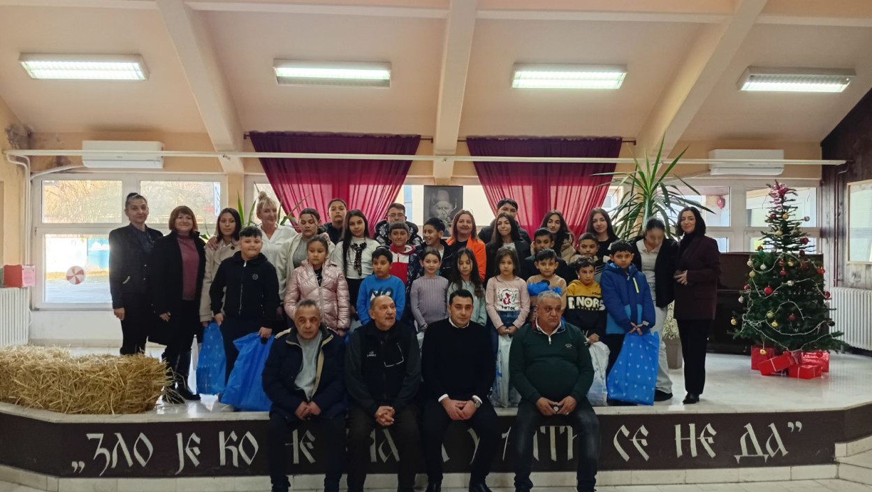 (ФОТО) ШКОЛСКИ ПРИБОР ЗА РОМСКЕ ЂАКЕ У ДЕРОЊАМА Подељени дарови ученицима ромског језика