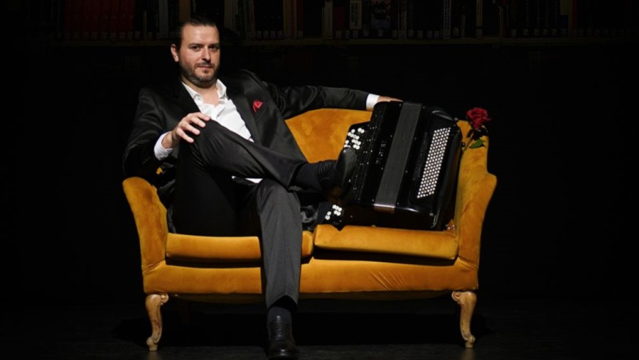 КОНЦЕРТ „МУЗИКОМ КРОЗ СВЕТ” Светски афирмисани виртуоз на хармоници Душан Секулић у Новом Бечеју