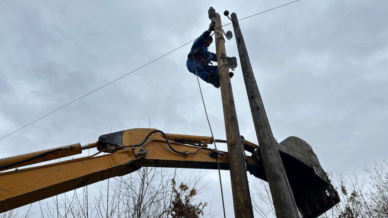 ЦЕО ГРАД НА ЗАПАДУ СРБИЈЕ БЕЗ СТРУЈЕ Због квара на трафостаници на хиљаде људи остало без електричне енегрије НАДЛЕЖНЕ ЕКИПЕ НА ТЕРЕНУ