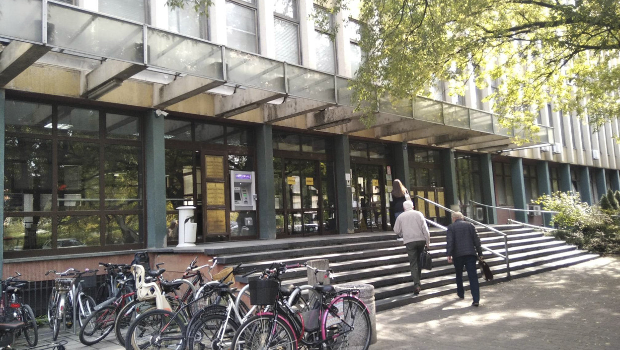 НОВОСАЂАНИН КОЈИ ЈЕ НОЖЕМ ЛАКШЕ ПОВРЕДИО ЦРНОГОРСКОГ ДРЖАВЉАНИНА ЗАКЉУЧИО СПОРАЗУМ О ПРИЗНАЊУ КРИВИЧНОГ ДЕЛА Десет месеци кућног затвора за насилничко понашање