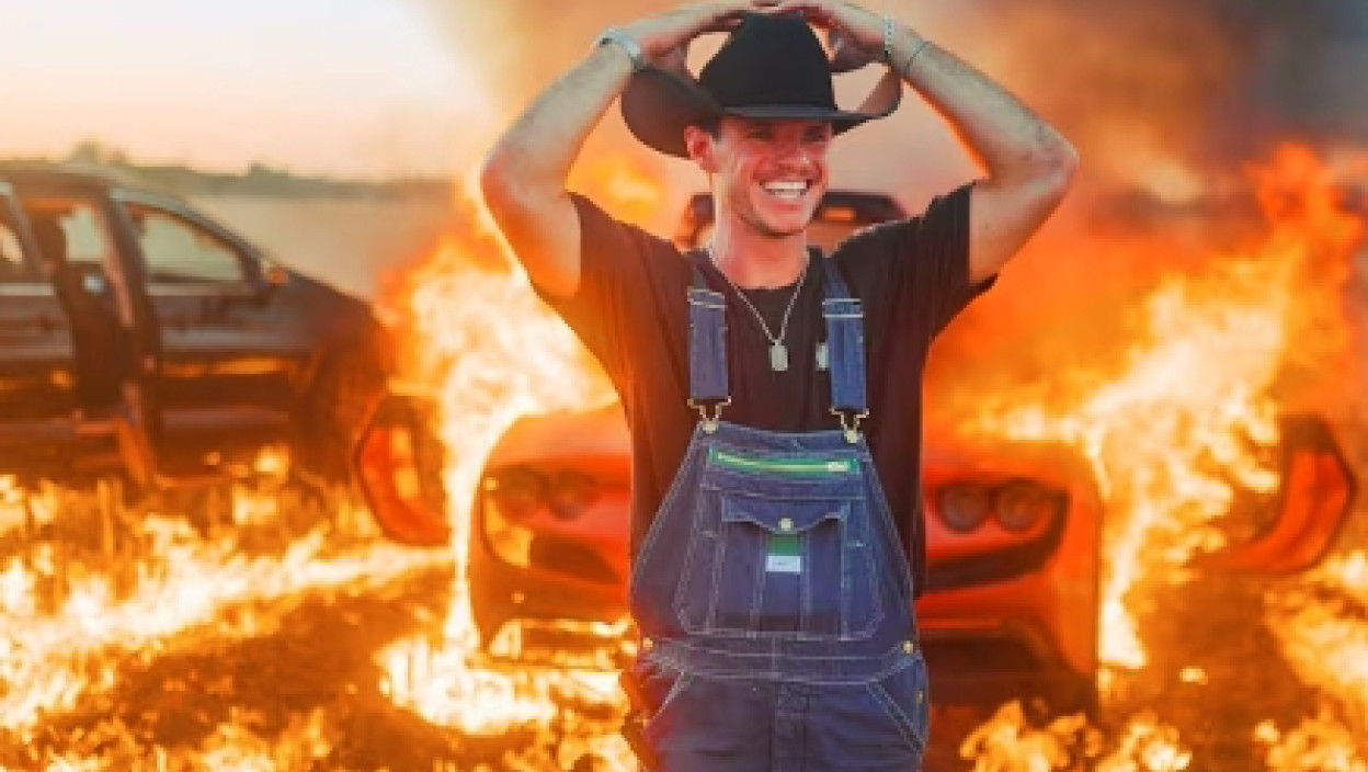 Све за што више кликова КУПИО ФЕРАРИ ВРЕДАН 380.000 ЕВРА САМО ДА БИ ГА ЗАПАЛИО ПРЕД КАМЕРАМА Нешто је ипак прескочио