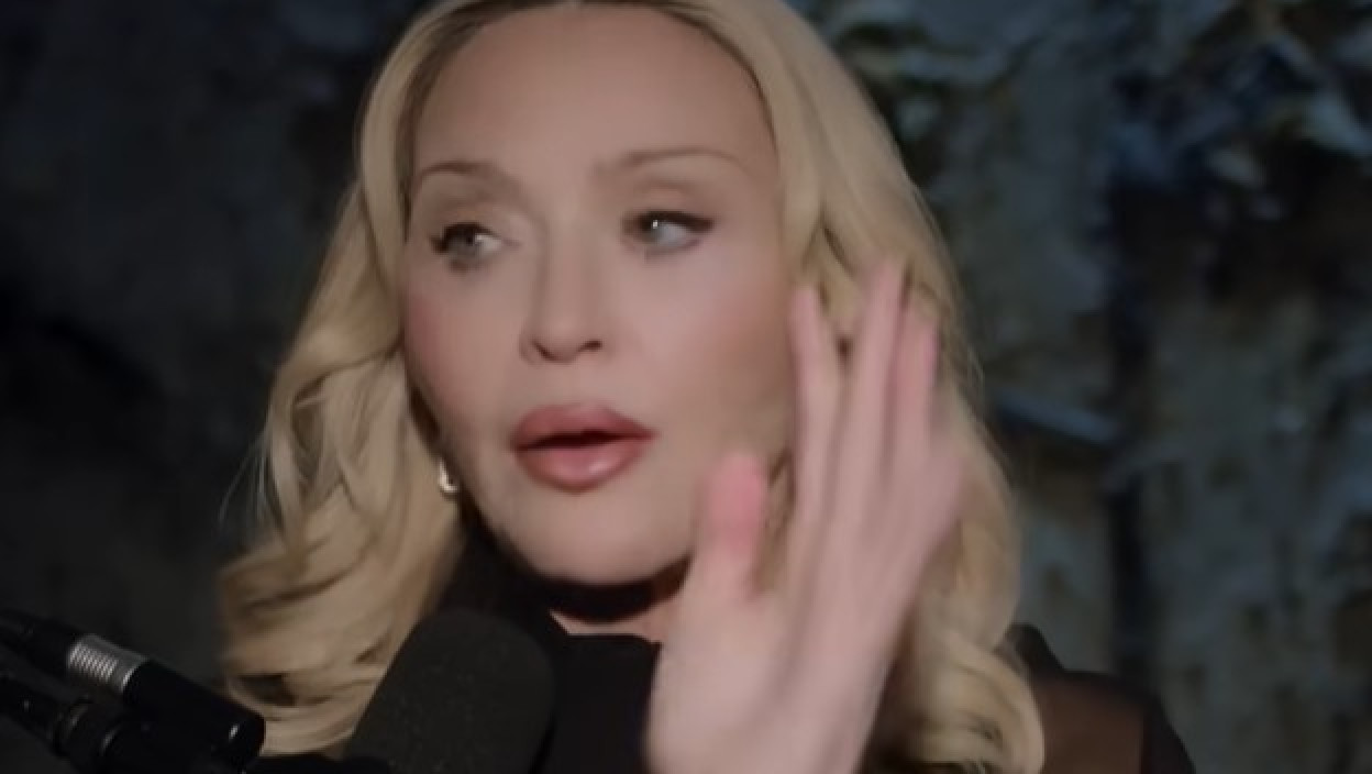 МАДОНА ОПЕТ ШОКИРАЛА ЦЕО СВЕТ Позирала у крајње ласцивном издању, мајсторица провокација у мрежастим чарапама