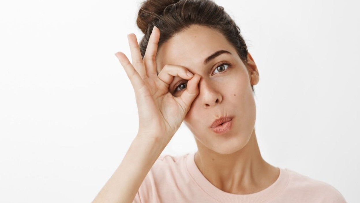 Муче вас подочњаци? РЕШИТЕ ИХ СЕ НА ПРИРОДАН НАЧИН! Једноставни трикови из кухиње који освежавају и посветљују кожу испод очију