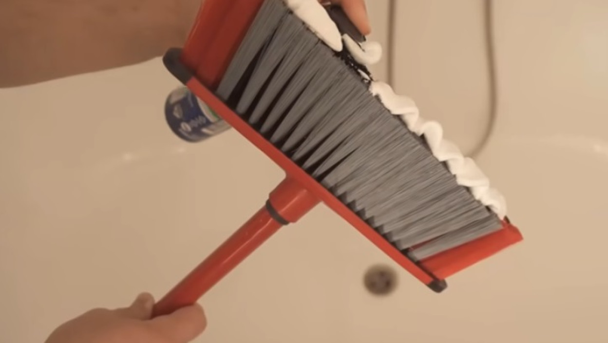 (ВИДЕО) САМО ЈЕ СТАВИЛА ПЕНУ ЗА БРИЈАЊЕ НА МЕТЛУ Открила трик који сада копирају све жене