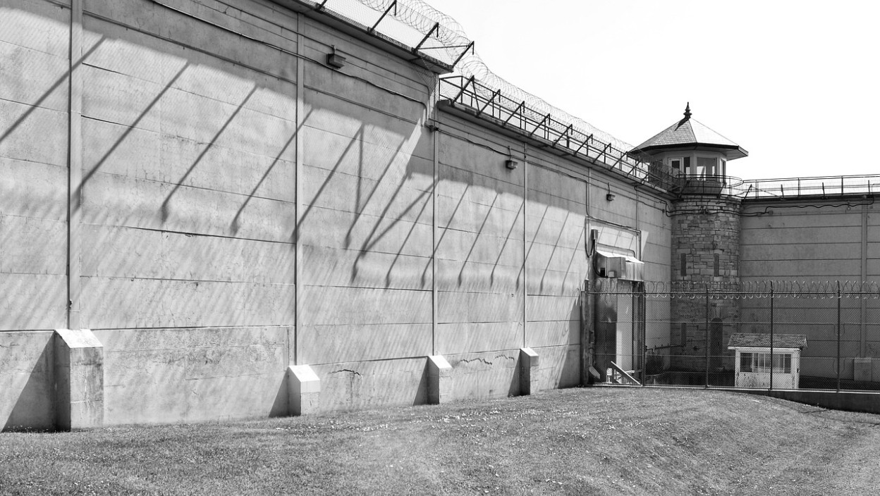 БИВШИ ПРЕДСЕДНИК НАКОН 20 ДАНА ЗАТВОРА НАПИСАО КЊИГУ Саркози открио детаље О ЖИВОТУ У САМИЦИ