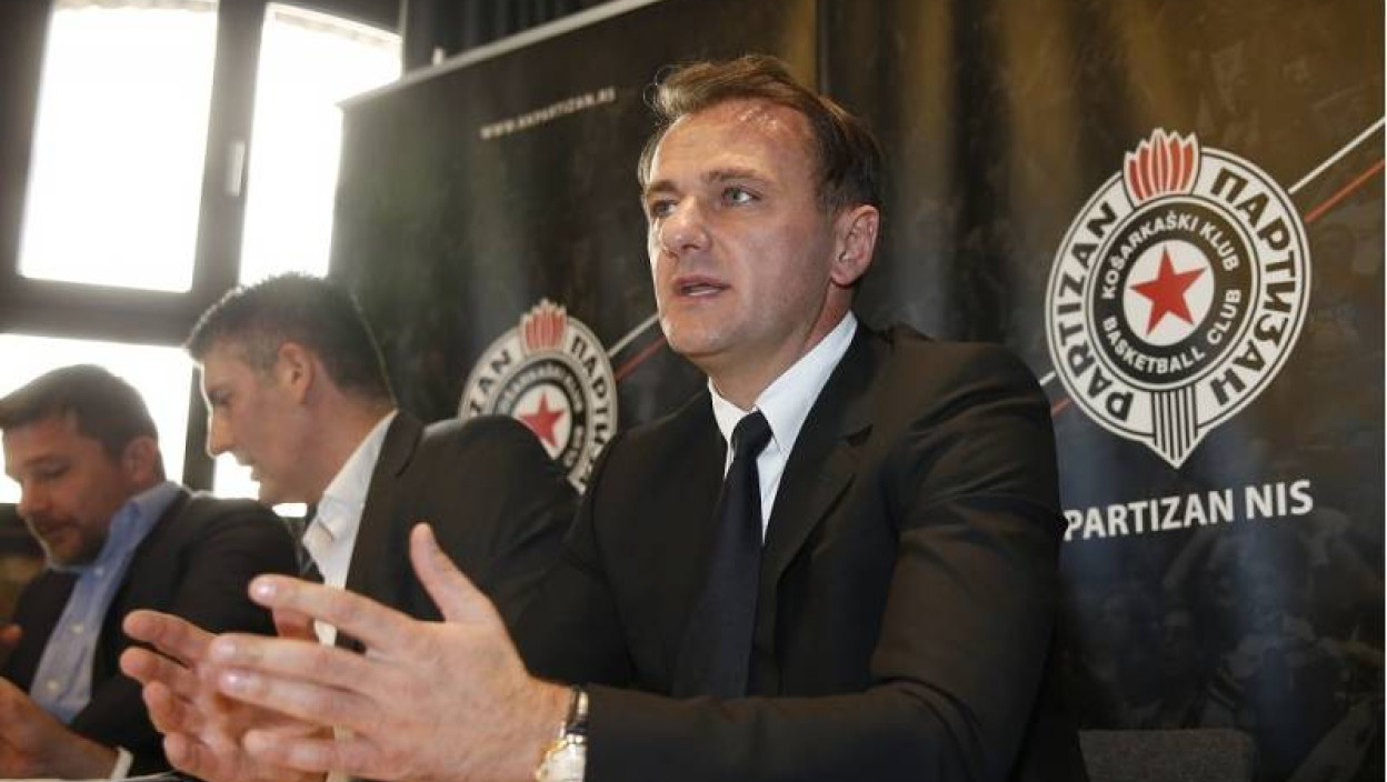 ОСИПАЊЕ НАКОН ОДЛАСКА ОБРАДОВИЋА Шест чланова Управног одбора поднело оставке