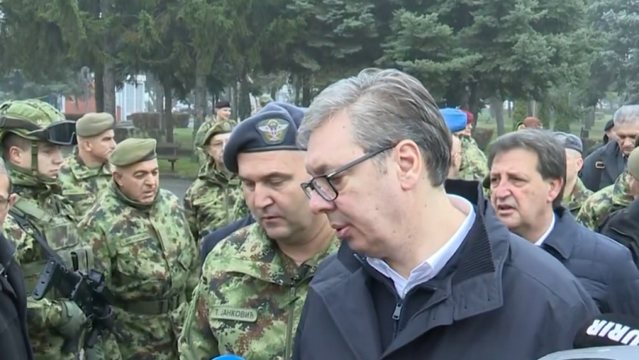 ОВО ОРУЖЈЕ ЧУВА ГРАЂАНЕ НИША Председник Вучић у обиласку касарне у граду на Нишави: Никад боља ситуација у Војсци Србије