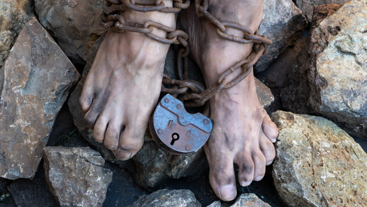 БРАЧНИ ПАР ИЗ ДЕЛНИЦА ДРЖАО МУШКАРЦА КАО РОБА: Жртва две године живела у нељудским условима