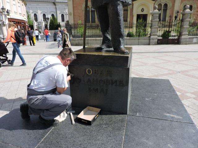 Menjaju se slova na spomeniku čika Jovi Zmaju foto: Zavod za zaštitu spomenika kulture Novog Sada