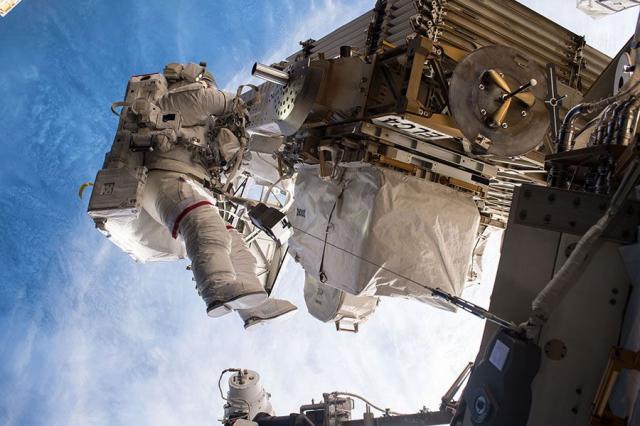 Астронауткиња Пеги Витсон током свемиске шетње 12.маја  Фото: НАСА