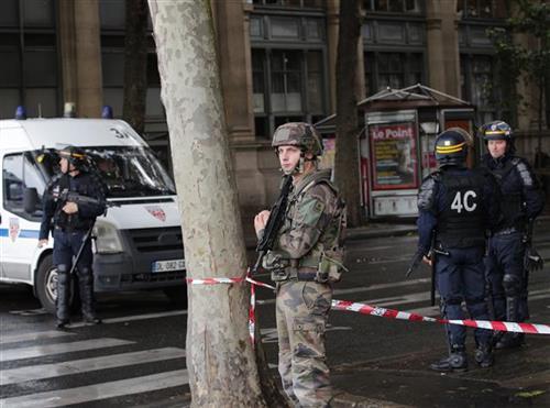Napad na policajca u Parizu foto: AP Photo/Susan Walsh
